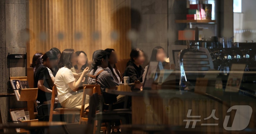 어제자 역사 강의 듣는 스타벅스 직원들.jpg