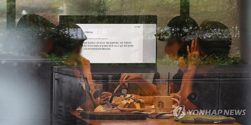 어제자 역사 강의 듣는 스타벅스 직원들.jpg