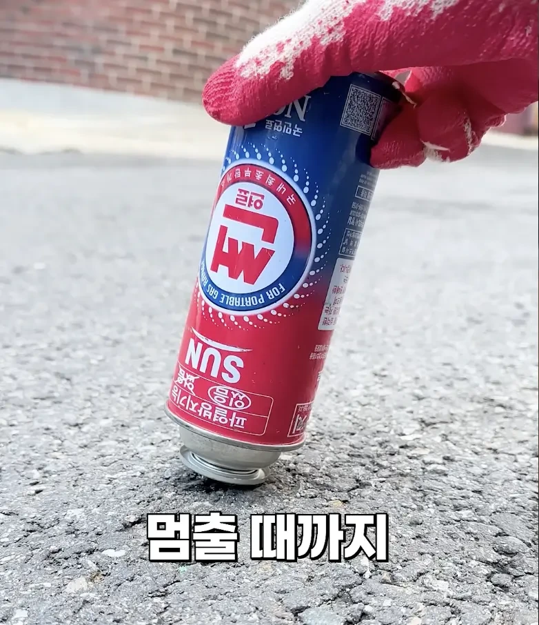 제발 부탄가스에 구멍 뚫지 마세요.jpg