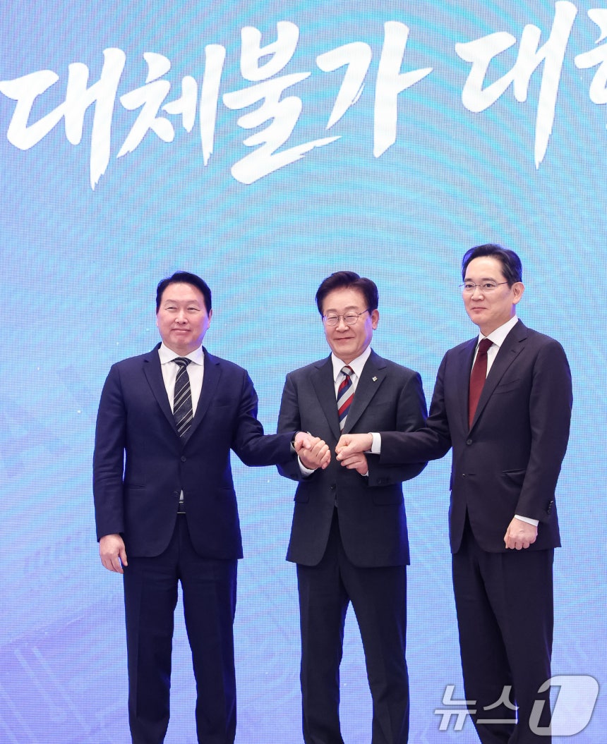 파이팅 포즈 취하는 이재명 대통령·이재용·최태원 회장