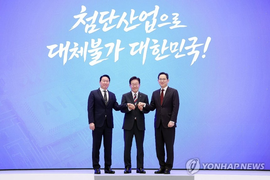 파이팅 포즈 취하는 이재명 대통령·이재용·최태원 회장