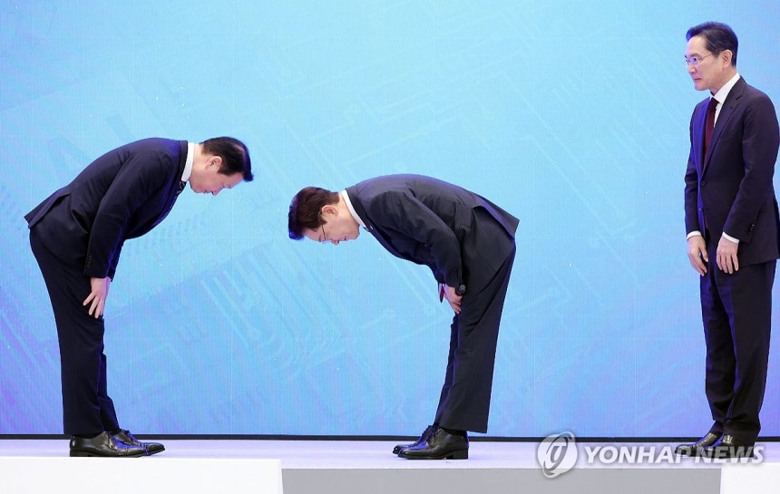 파이팅 포즈 취하는 이재명 대통령·이재용·최태원 회장