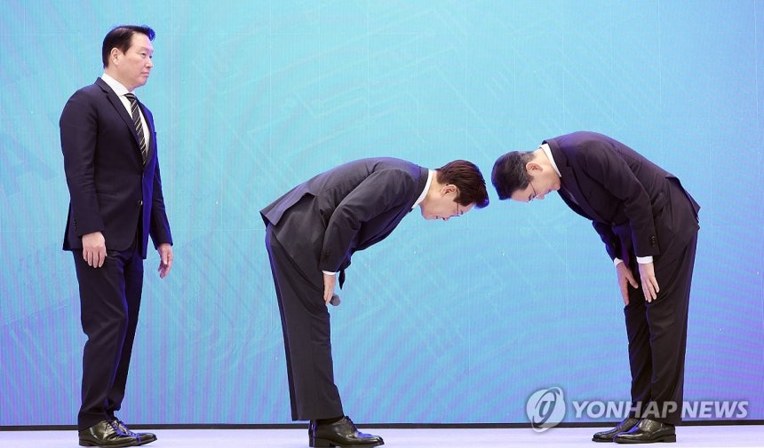 파이팅 포즈 취하는 이재명 대통령·이재용·최태원 회장