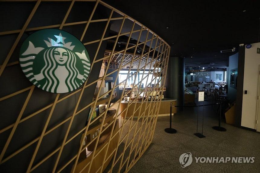 스타벅스 결제액 한달새 200억 줄었다