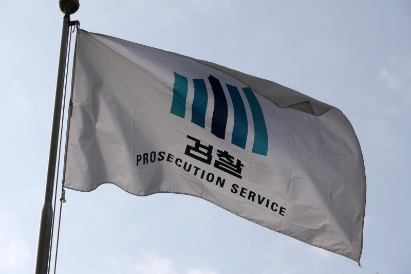 자진출석한 피의자 밖으로 불러내 긴급체포한 경찰