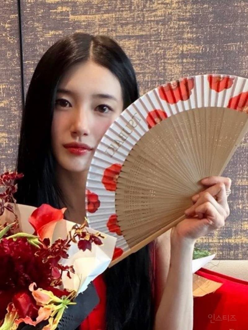 어제자 싱가포르 츠바키 행사 끝나고 인스타 사진 올려주는 수지