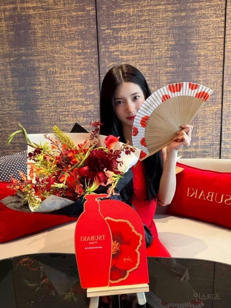 어제자 싱가포르 츠바키 행사 끝나고 인스타 사진 올려주는 수지