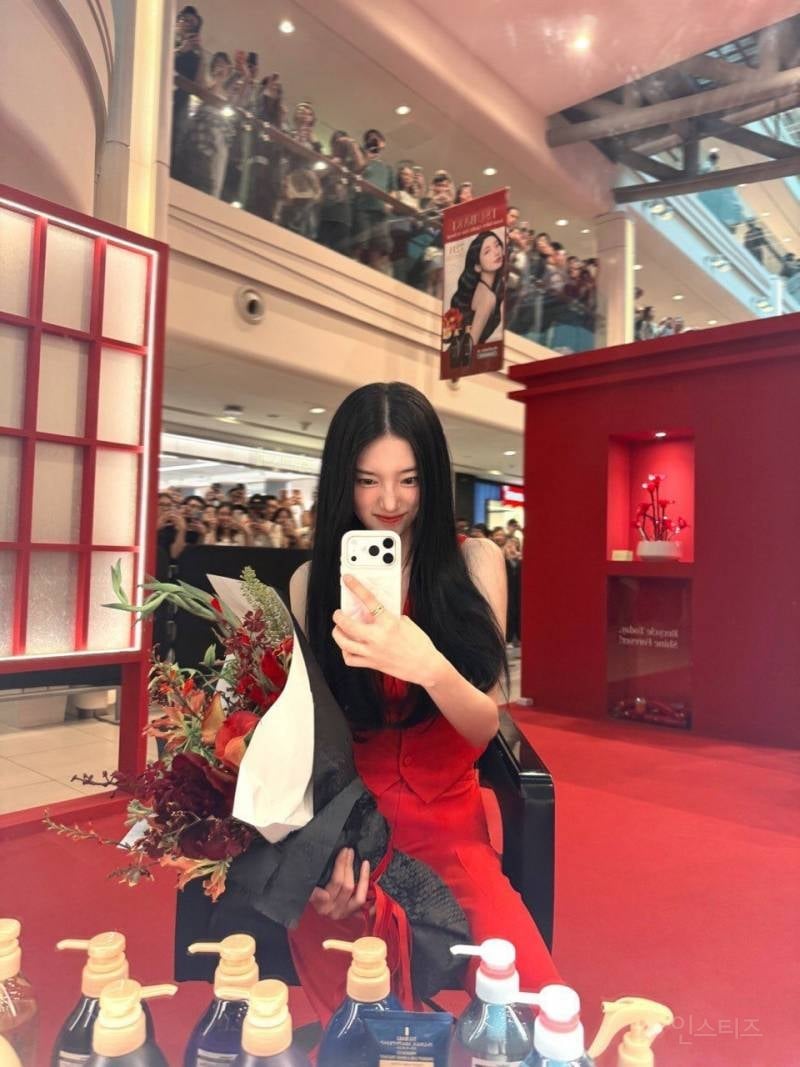어제자 싱가포르 츠바키 행사 끝나고 인스타 사진 올려주는 수지