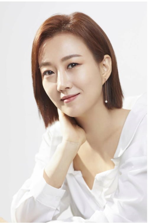 가수 장윤정 모친 '수천만 원대 투자 사기' 혐의로 구속