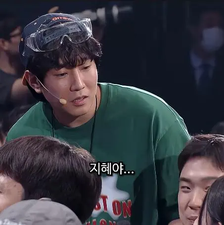 인터뷰 중 전 여친을 만남.jpg