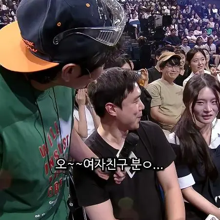 인터뷰 중 전 여친을 만남.jpg