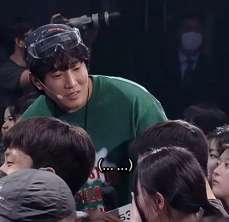 인터뷰 중 전 여친을 만남.jpg