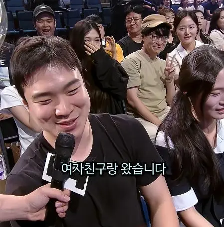 인터뷰 중 전 여친을 만남.jpg