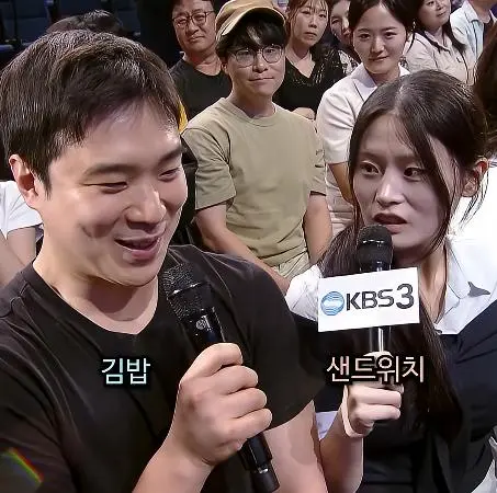 인터뷰 중 전 여친을 만남.jpg