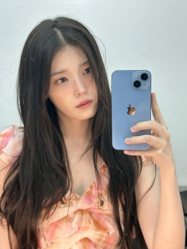 아이유, 근황 게시물에 ‘전 연인’ 장기하 노래 넣었다…“쿨하다” 화제