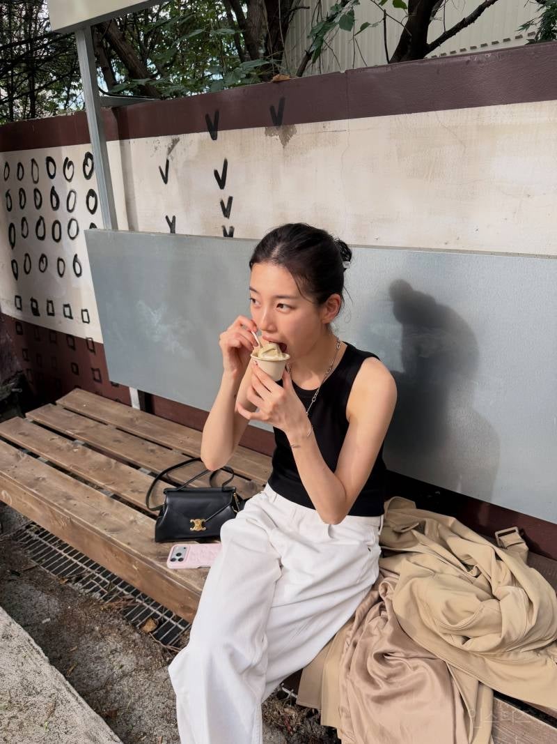 260821 수지 소속사 인스타 올린 게스 광고 화보 비하인드 사진&영상