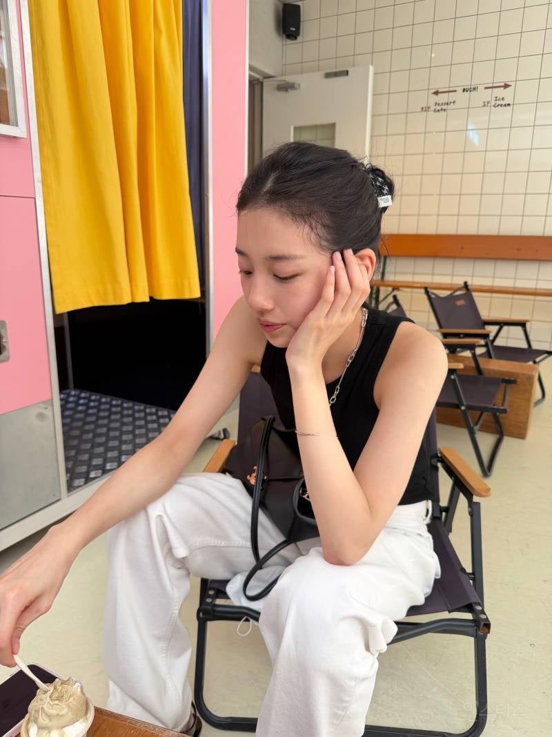 260821 수지 소속사 인스타 올린 게스 광고 화보 비하인드 사진&영상