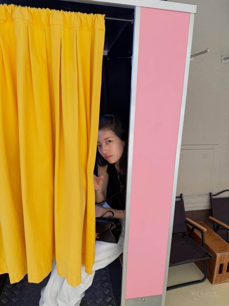 260821 수지 소속사 인스타 올린 게스 광고 화보 비하인드 사진&영상