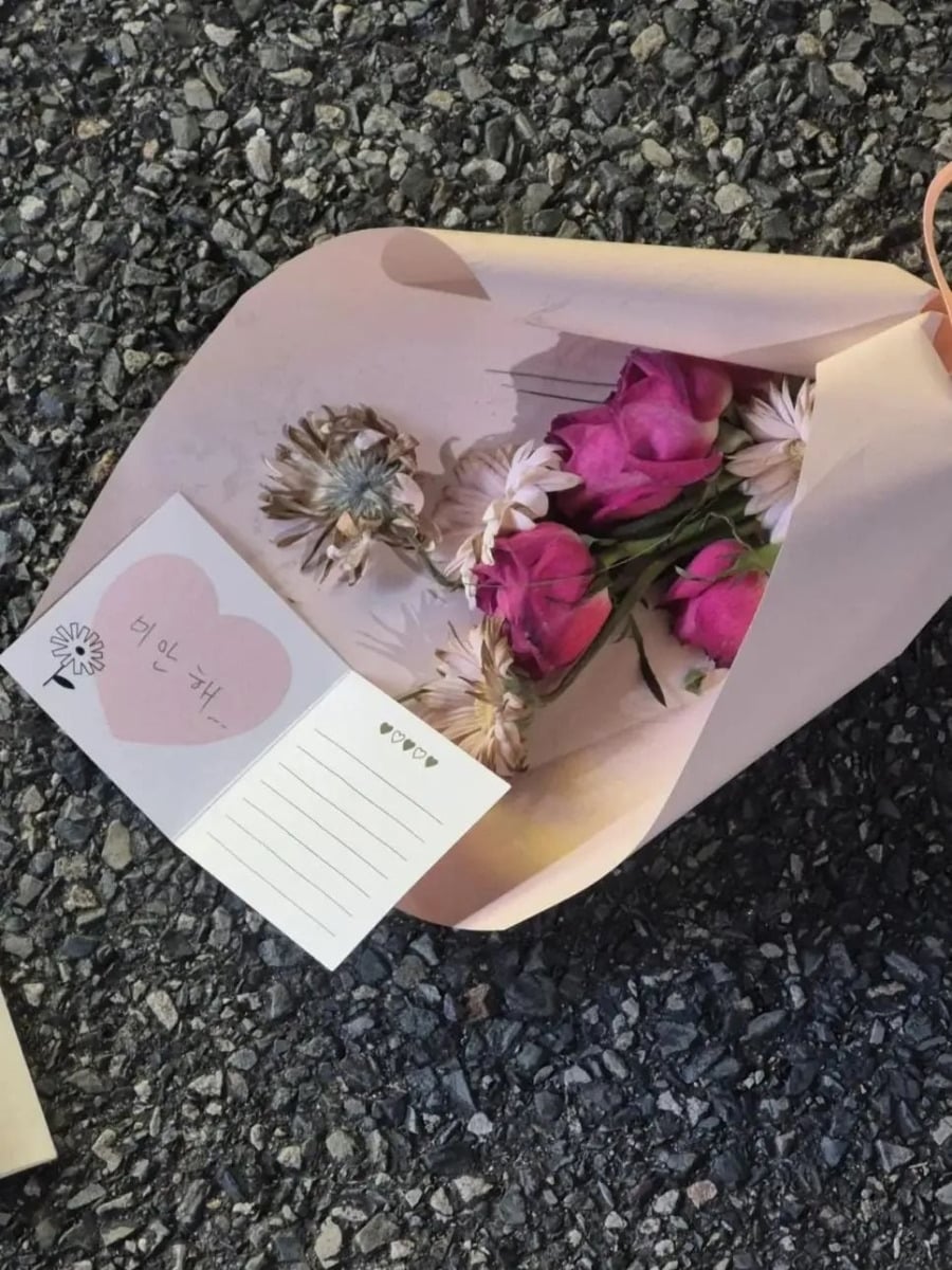 사연 많아 보이는 꽃다발
