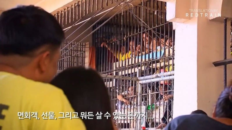 그가 필리핀 닭장 감옥에 15년동안 갇혀있는 이유
