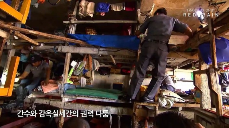그가 필리핀 닭장 감옥에 15년동안 갇혀있는 이유