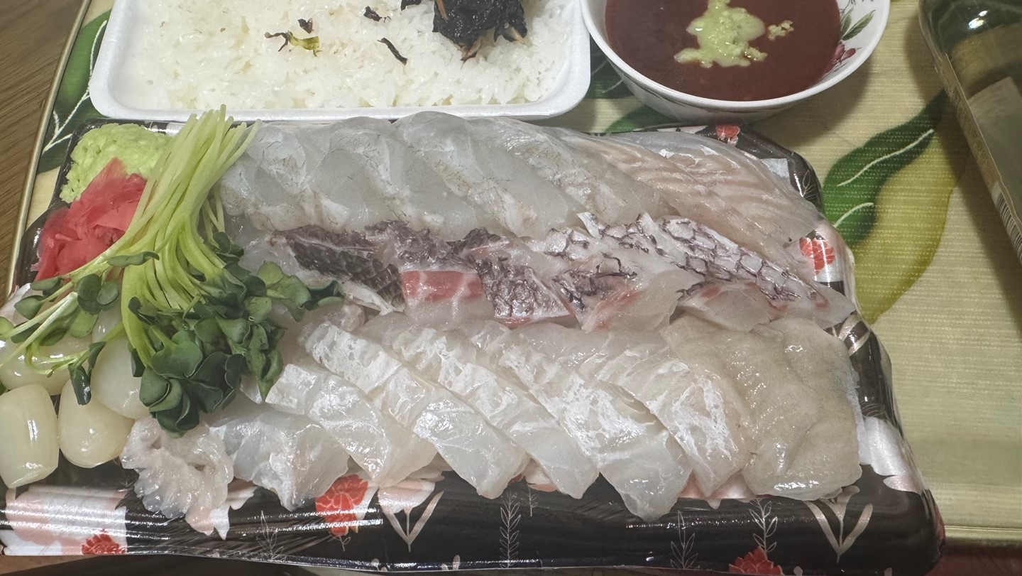 저녁겸 안주로 모듬회 1인분 시켰습니다