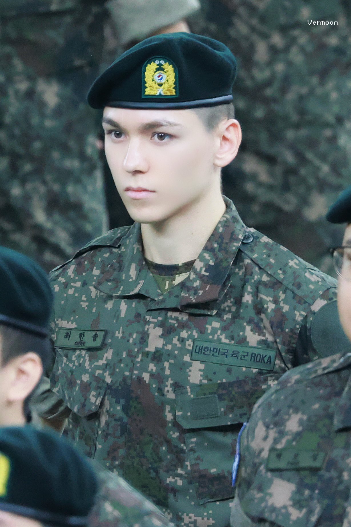 육군훈련소 수료식하는 세븐틴 버논 연예인