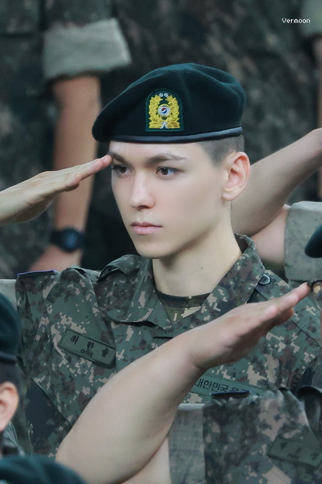 육군훈련소 수료식하는 세븐틴 버논 연예인