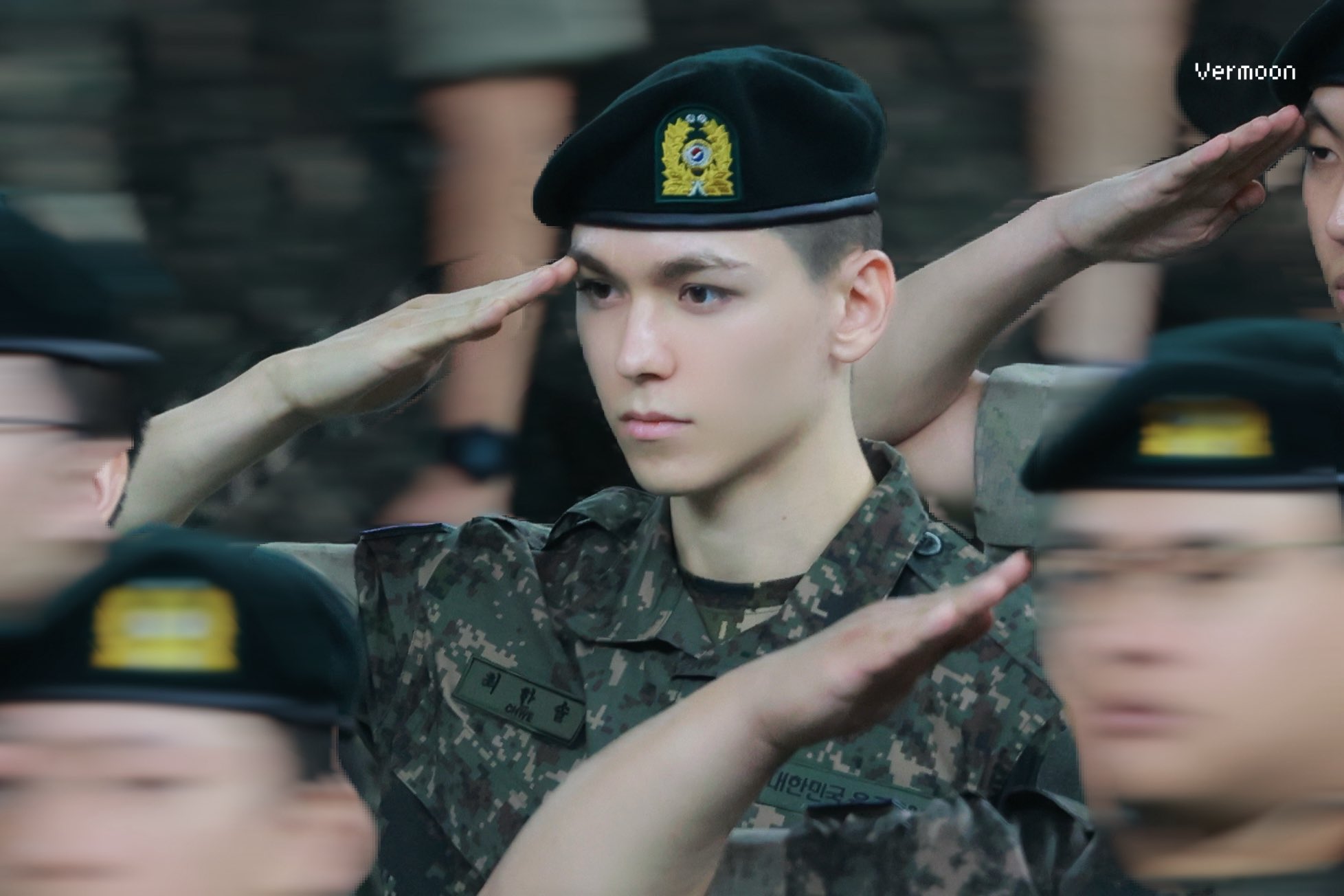 육군훈련소 수료식하는 세븐틴 버논 연예인