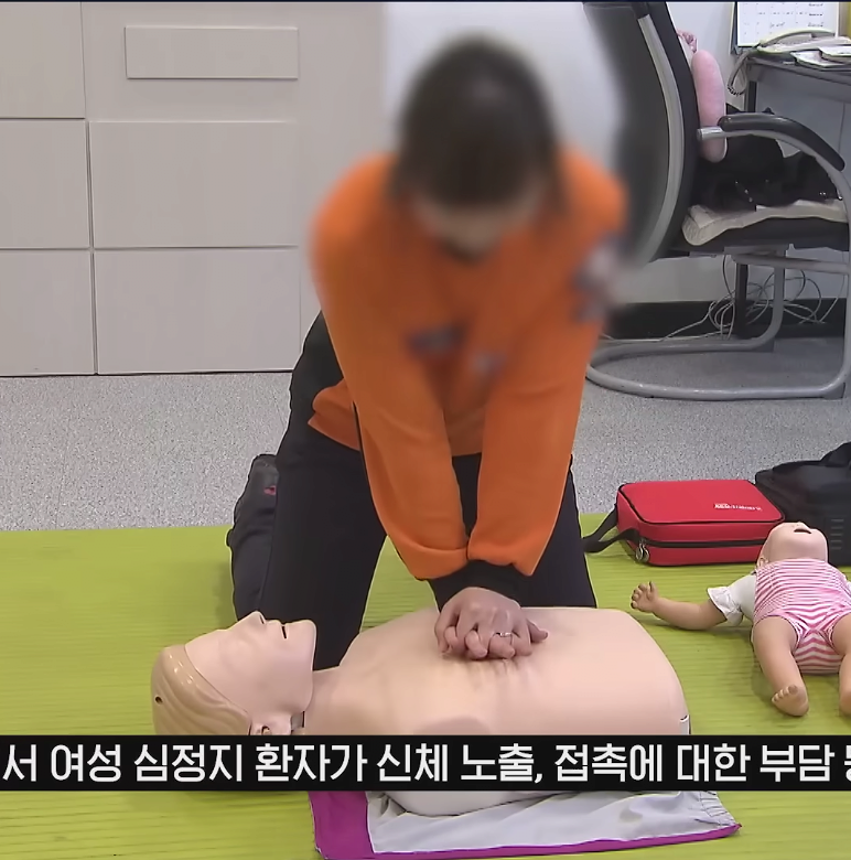 여성 속옷 벗기지 말고 '심폐소생술' 하라