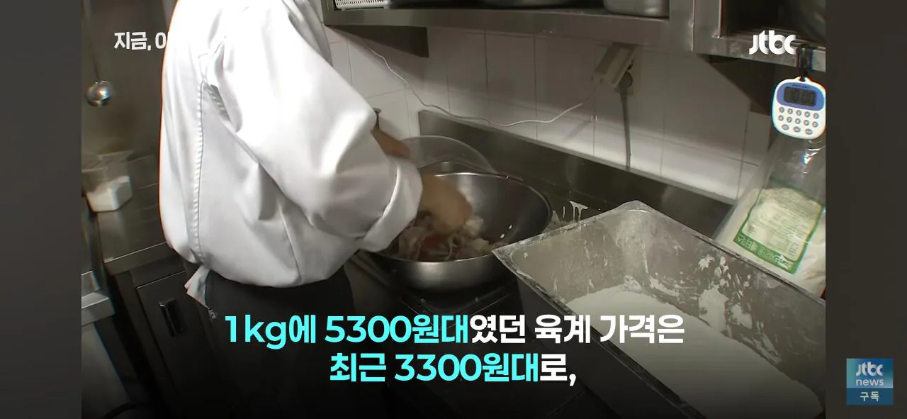 닭값 떨어지니 눈치싸움중인 업계