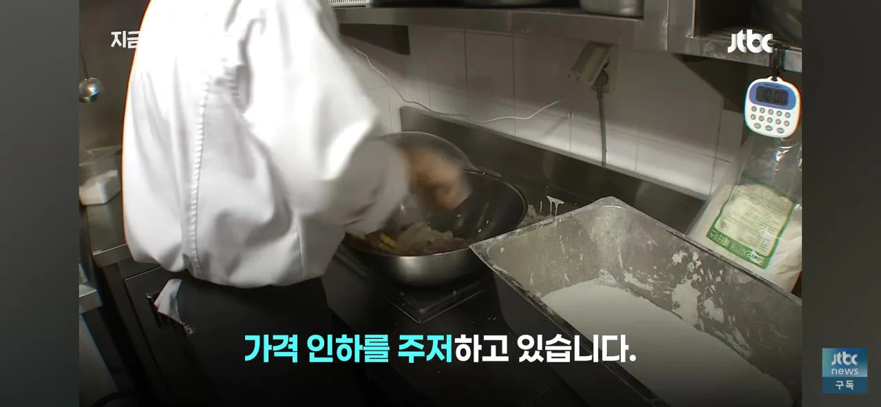닭값 떨어지니 눈치싸움중인 업계