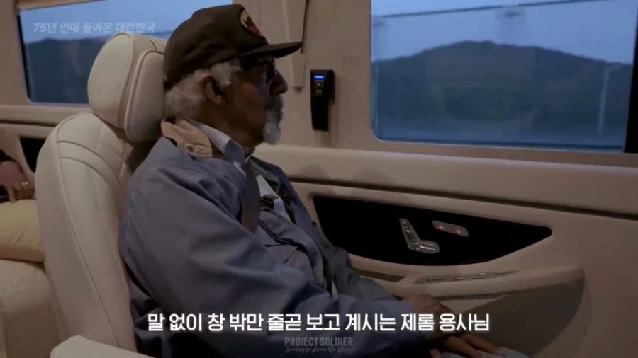 한국에 17살때 와보고 처음온다는 미국인.jpg