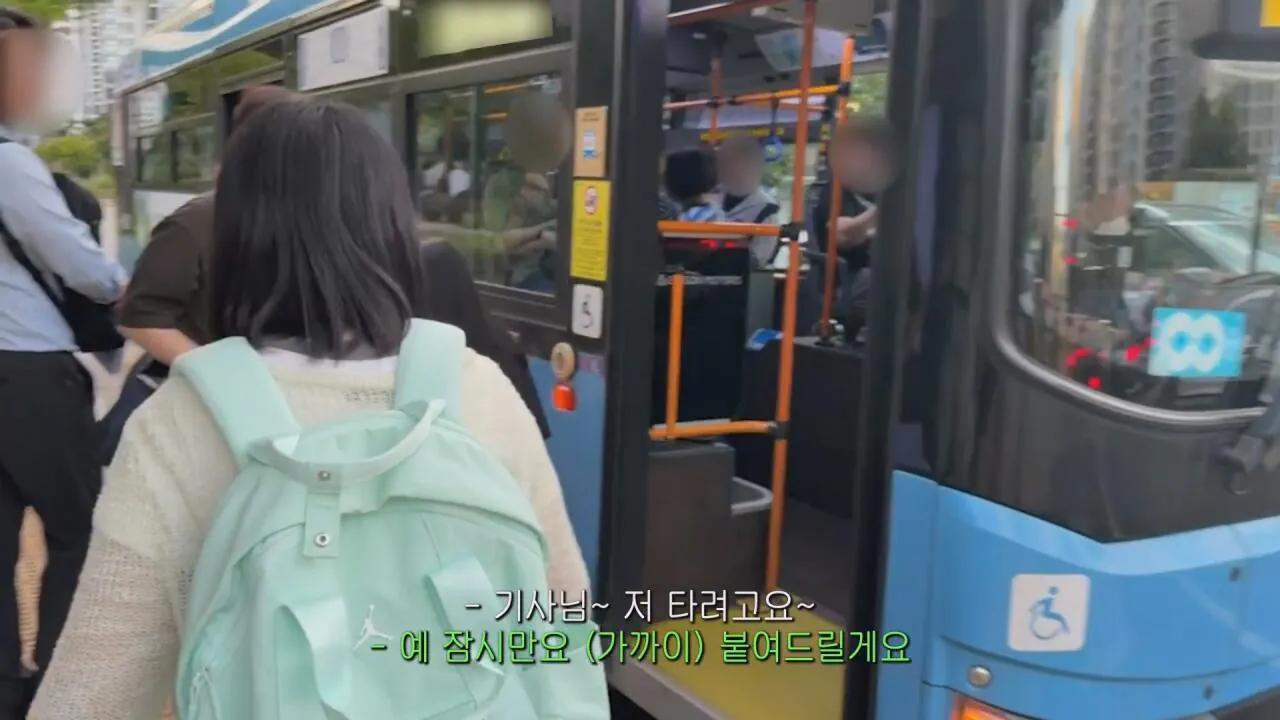 동생들 떡볶이 사주려 직접 사러간 시각장애인 누나