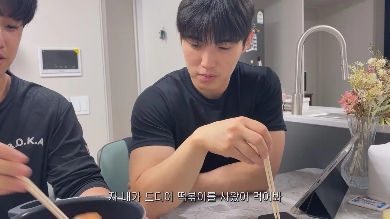동생들 떡볶이 사주려 직접 사러간 시각장애인 누나