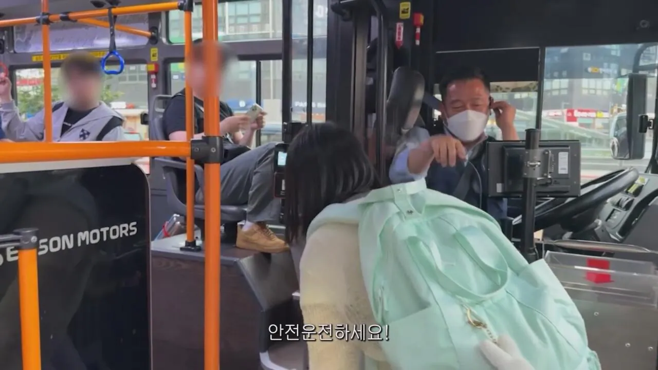 동생들 떡볶이 사주려 직접 사러간 시각장애인 누나