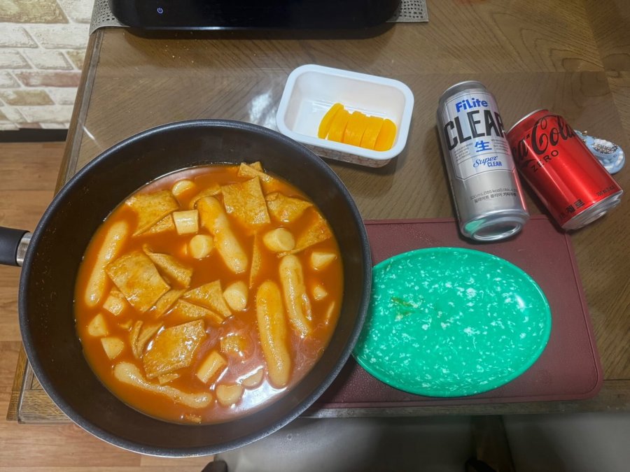 사우디 축구 보면서 떡볶이 먹네요
