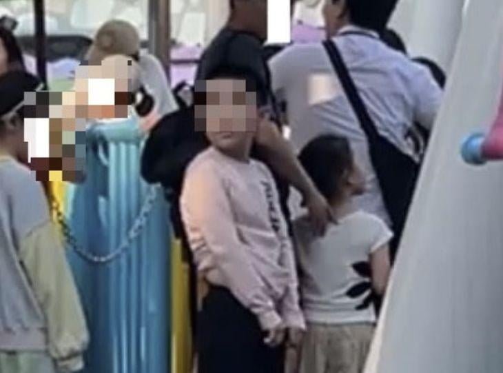 롯데월드 대기줄서 소변 본 중국인 추정 어린이