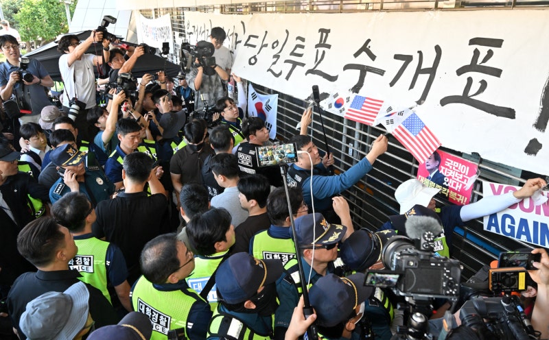 올공 시위서 “가짜 경찰!” 외친 2030男들 줄줄이 징역형