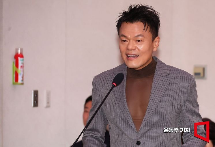 오늘 국감에 나와서 배현진 질문받는 박진영 (페노메논 관련)