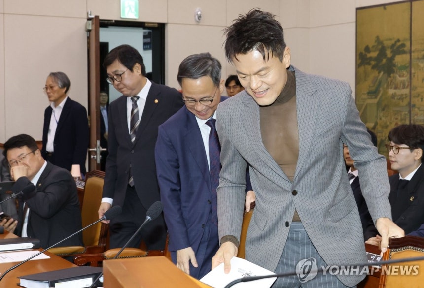 오늘 국감에 나와서 배현진 질문받는 박진영 (페노메논 관련)