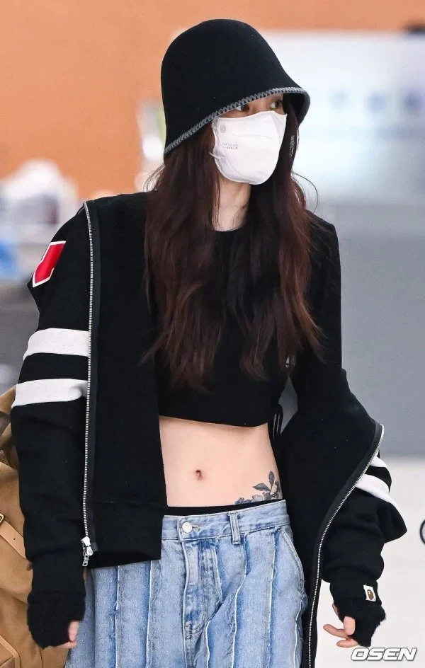 한소희가 미처 못지웠다는 문신.jpg