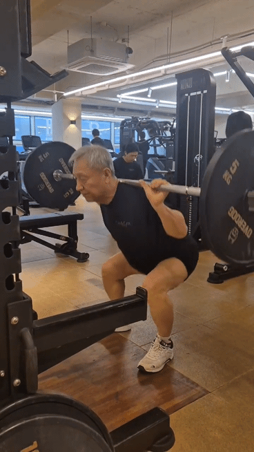 댓글로 조롱당하던 노인의 정체.mp4