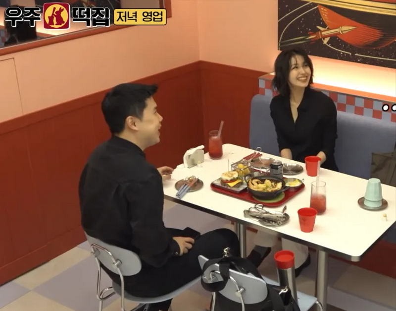 나폴리 맛피아 매장 직원 미모 ㄷㄷ..jpg
