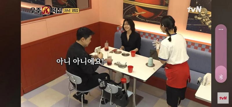 나폴리 맛피아 매장 직원 미모 ㄷㄷ..jpg