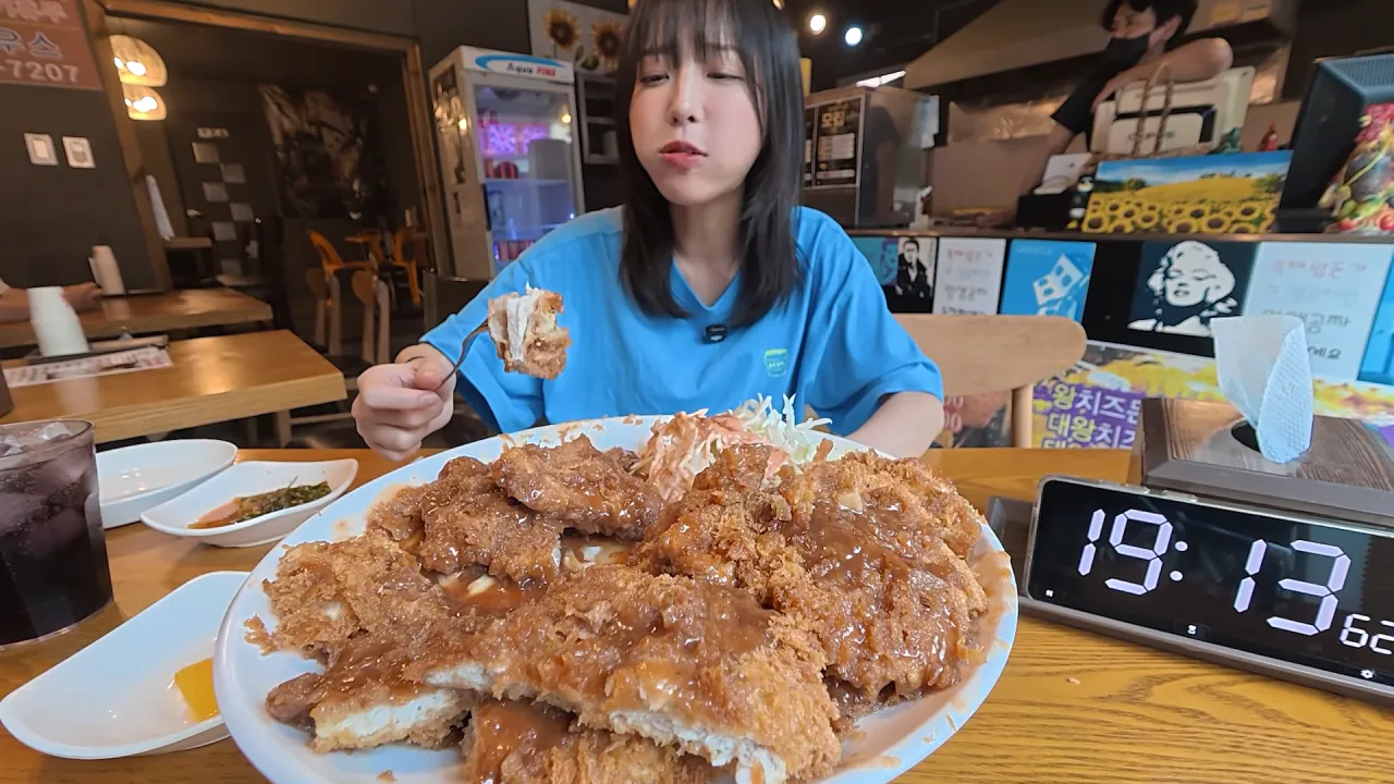 다먹으면 공짜 초대왕 돈까스 먹방 도전한 쯔양 근황 ㄷㄷㄷㄷㄷ