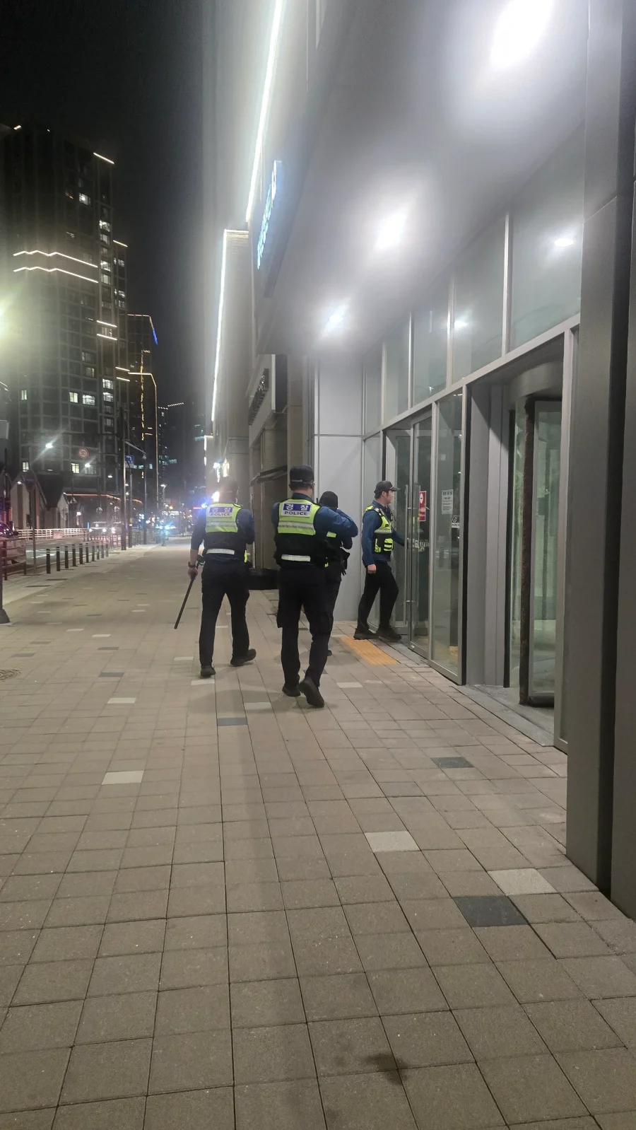 시사타파 압수수색 기동대 버스 2대.jpg