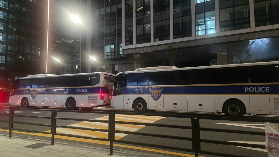 시사타파 압수수색 기동대 버스 2대.jpg