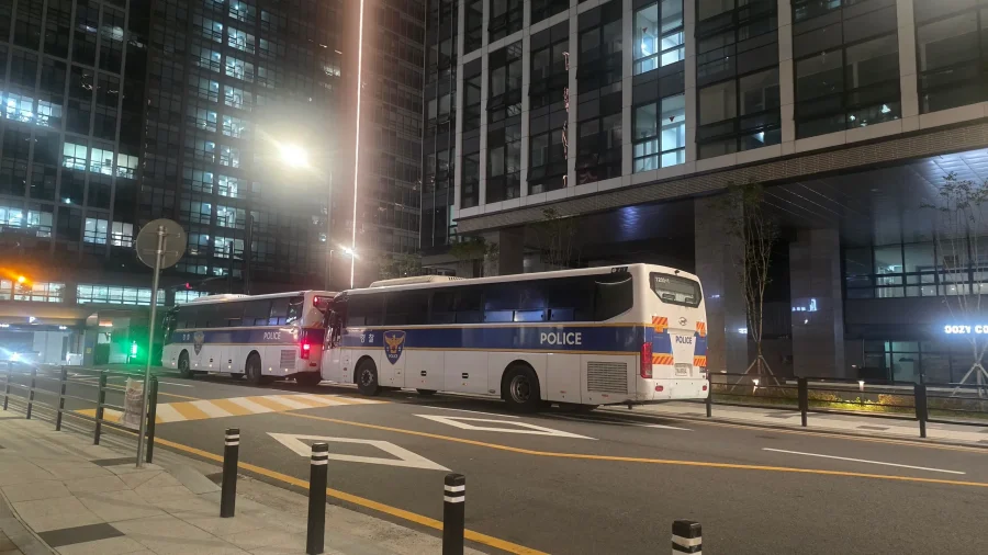 시사타파 압수수색 기동대 버스 2대.jpg