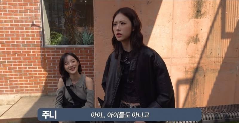 성수 한복판에서 20분째 아무도 못 알아봐서 슬퍼진 5년 차 아이돌